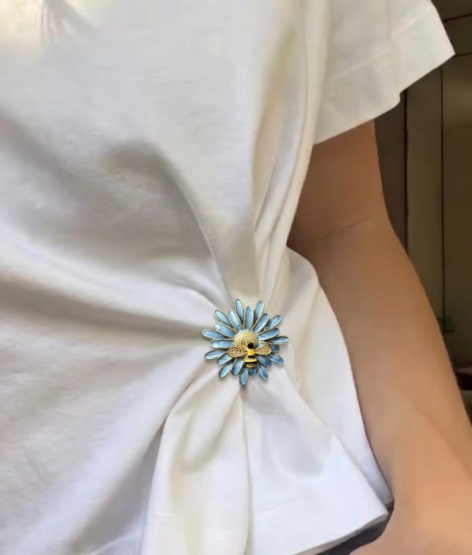 Honey daisy brooch