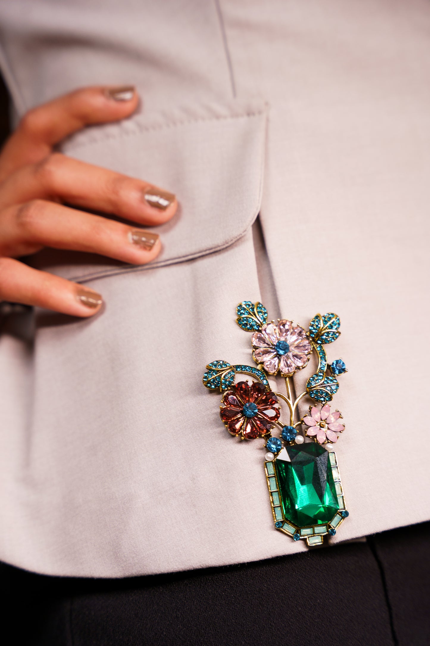Majestic flower vase brooch