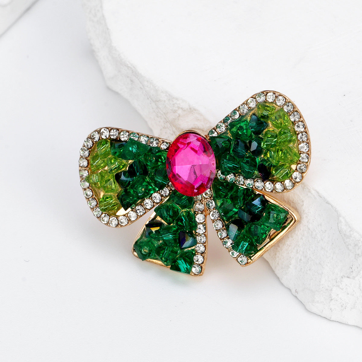 Emerald kiss bow brooch