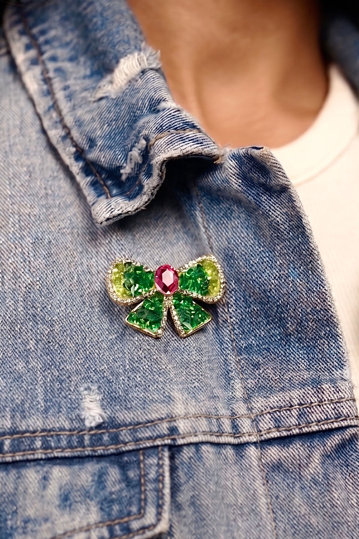 Emerald kiss bow brooch